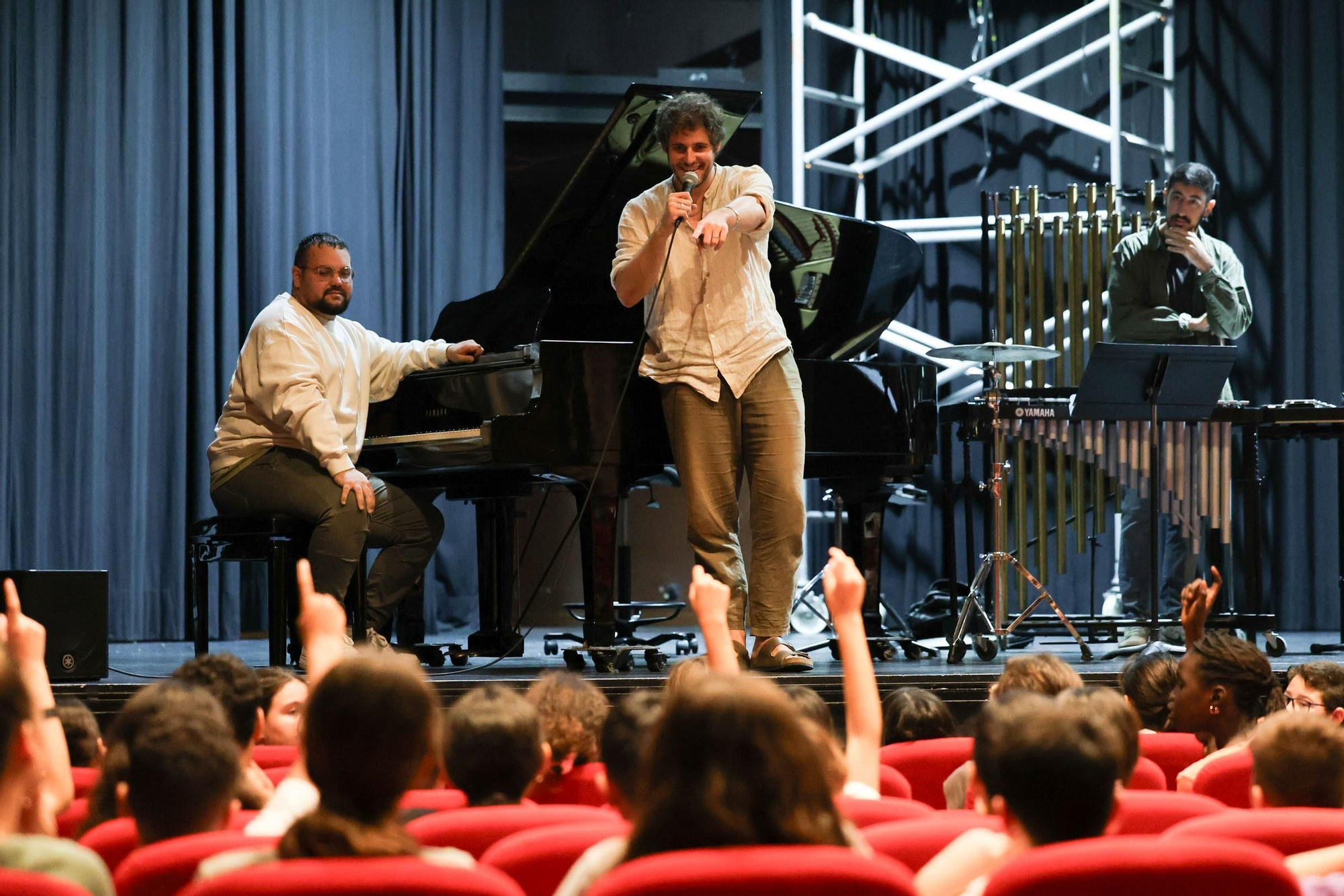 Ramsés Puente, Astrid Canales y Carlos Vesperinas durante el ensayo de ayer ante alumnos de Primaria.