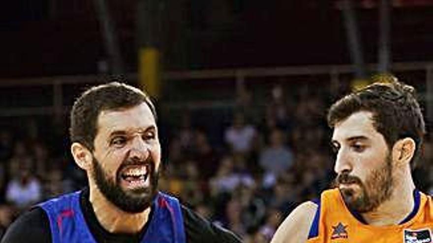 Nikola Mirotic, novament el millor blaugrana, intenta superar la defensa del base visitant Guillem Vives