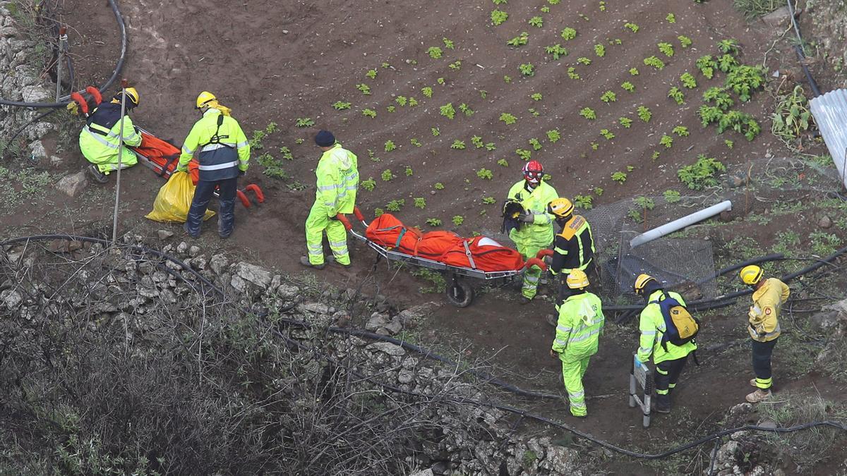 Rescatan los cuatro cadáveres de la familia despeñada en la carretera de Artenara