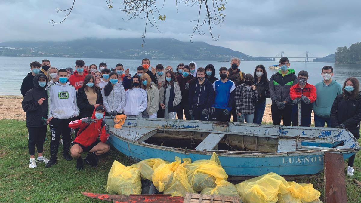 Alumnos del Colegio Vigo en Cesantes tras la jornada de limpieza.