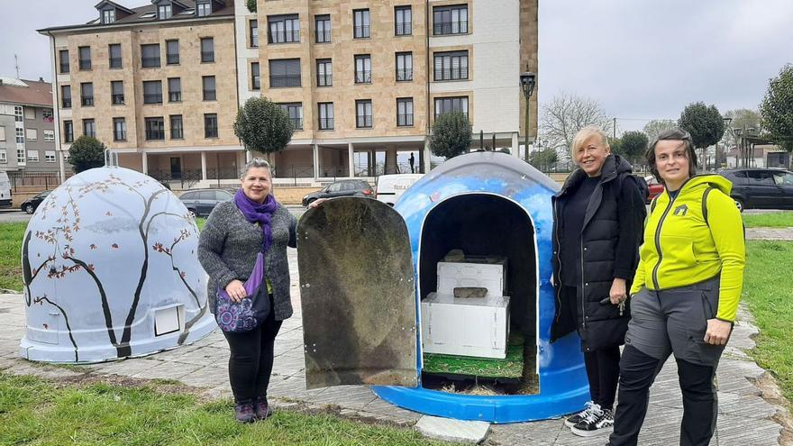 Por la izquierda, la edil Isabel Fernández y las voluntarias Chiqui Cueto y Alejandra Mier, junto a los contenedores para gatos de Lugo de Llanera. | L. P.