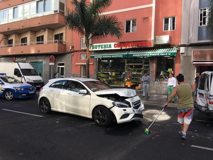 Accidente de tres vehículos en la calle Venegas