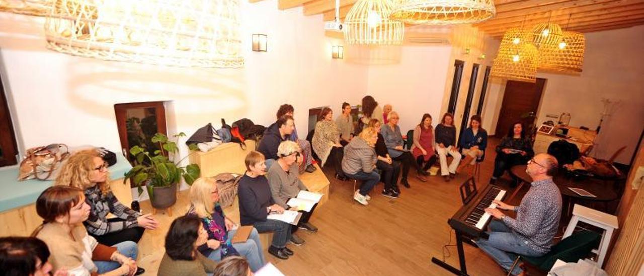 Un ensayo del coro Ibiza Gospel Experiencia, que dirige Juan Francisco Ballesteros.  | GAEL FARANO