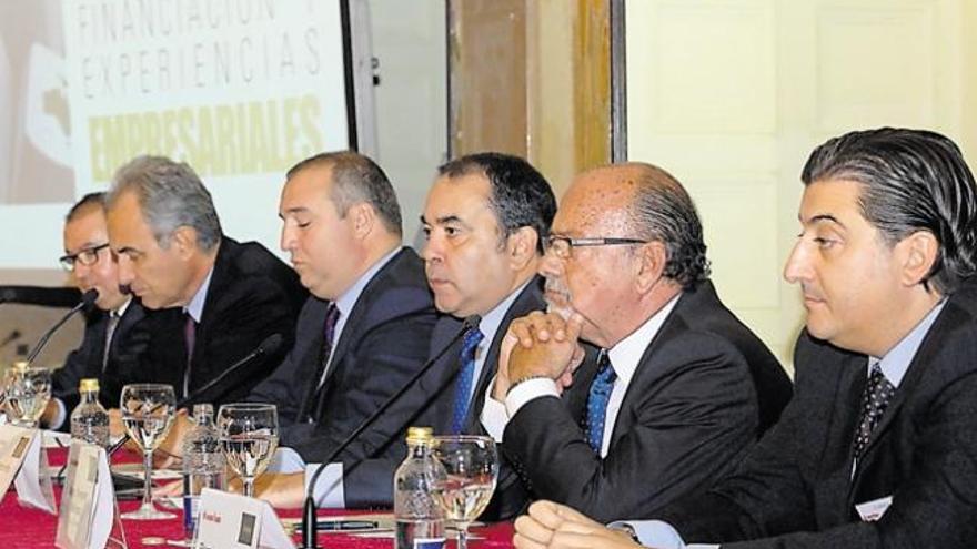 De izquierda a derecha, Sergio Arencibia, Antonio Bonny, Miguel Ángel Ramírez, el director de LA PROVINCIA, Antonio Cacereño, Ángel Ferrera y Piergiacomo Banchio, durante su participación en la mesa-coloquio de experiencias de éxito empresarial. | a. cruz