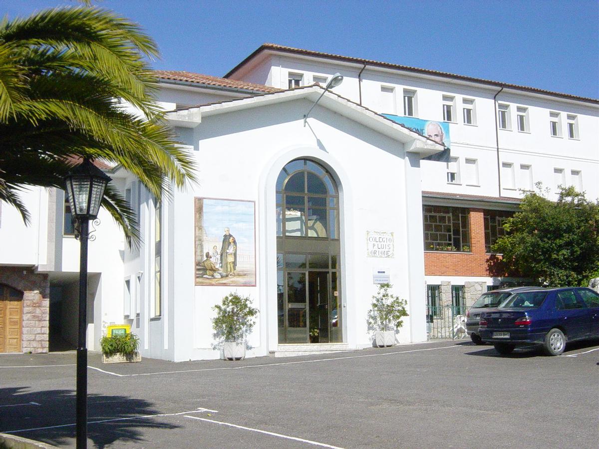 Entrada al colegio Don Orione, en Posada de Llanes.