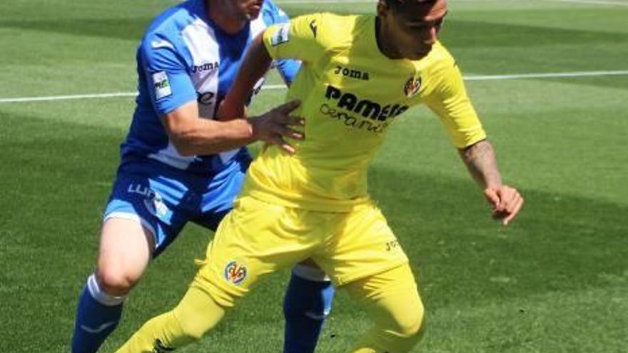 Leo Suárez cubre el balón ante la presión de un rival.