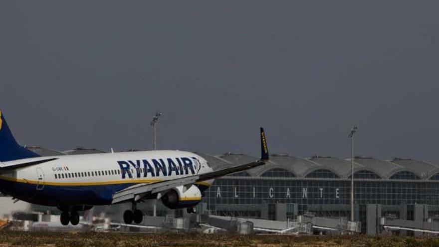 Ryanair lleva ante el juez su conflicto con AENA y pide que se le libere de usar las pasarelas