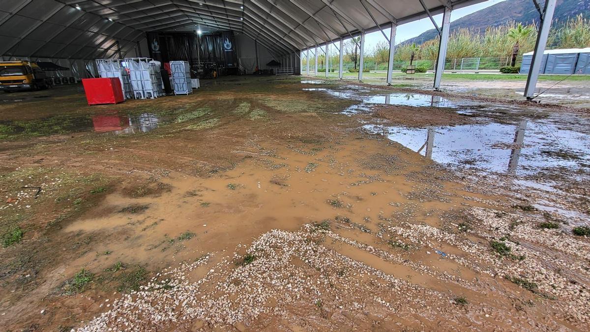La carpa on anava a celebrar-se el Festivern 2026, completament enfangada per la pluja.