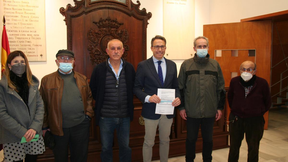 Rosa María Medina y Fulgencio Gil (1ª y 4º izq.) junto a vecinos del poblado de Puntas de Calnegre.