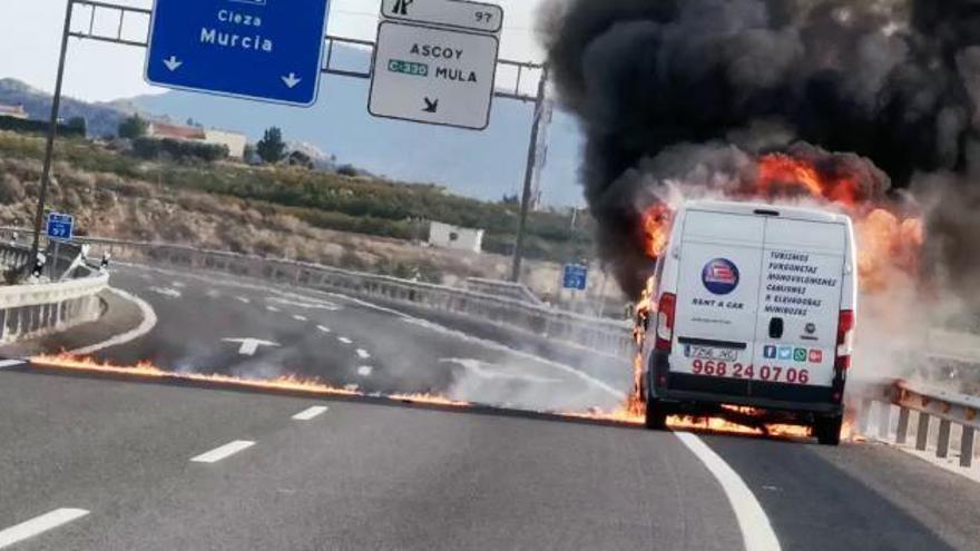 Incendio de una furgoneta en Cieza