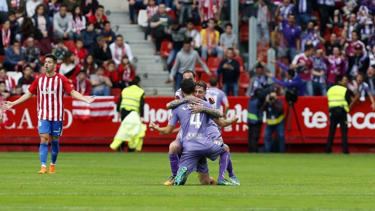 Los jugadores del Valladolid celebran en El Molinón su primer gol ante el Sporting.