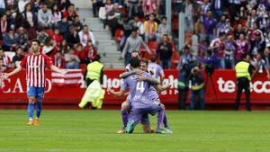 Los jugadores del Valladolid celebran en El Molinón su primer gol ante el Sporting.