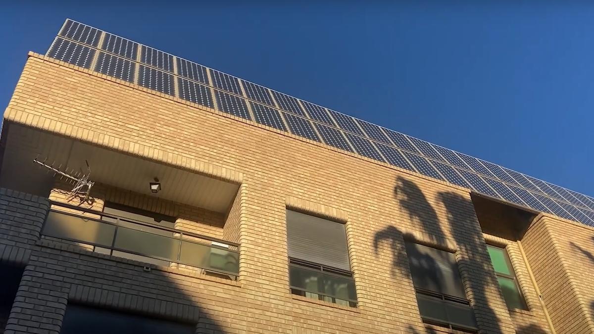 Placa solar instalada en un edificio en Massanassa.