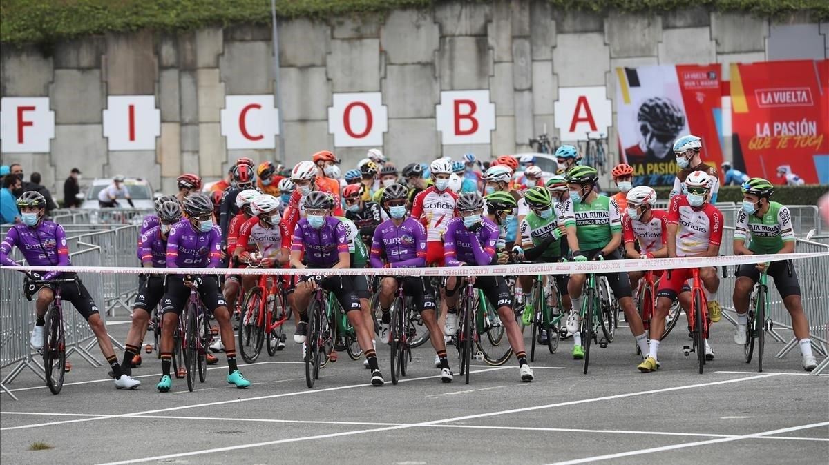 segea55501766 irun 20 10 2020 los ciclistas guardan un minuto de silenc201020133024 segea55501766 irun 20 10 2020 los ciclistas guardan un minuto de silenc201020133024
