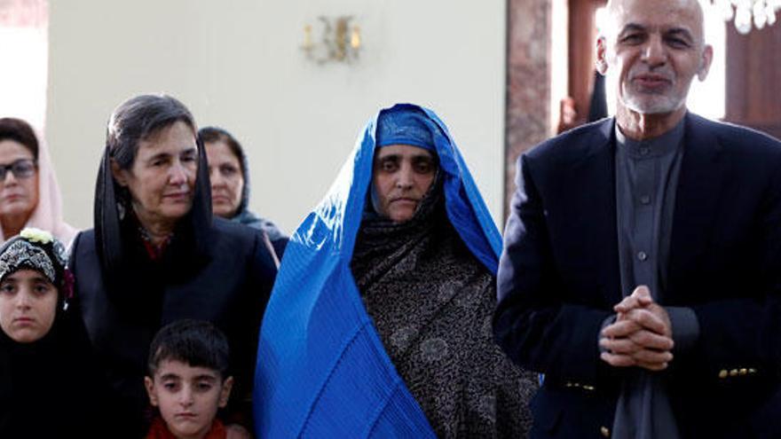 El presidente afgano Ashraf Ghani con la &#039;niña&#039; de los ojos verdes.