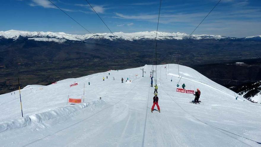 Diversos esquiadors utilitzant un telesquí per pujar a la part alta de l&#039;estació de Masella a finals de març