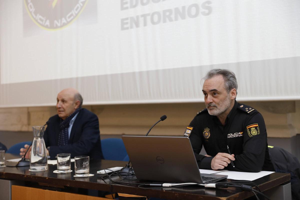 Gerardo M. Fernández (izquierda) y Claudio Alperi, en la charla impartida en el Antiguo Instituto.