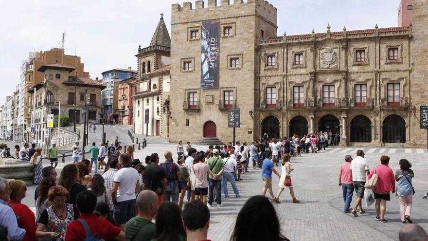 Colas en el palacio Revillagigedo para ver la exposición &quot;Cuarto Milenio&quot;, una de las últimas actividades culturales que acogió, el año pasado.