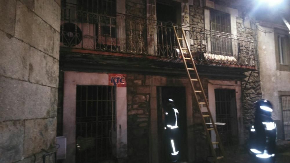 Las imágenes del incendio en Muga