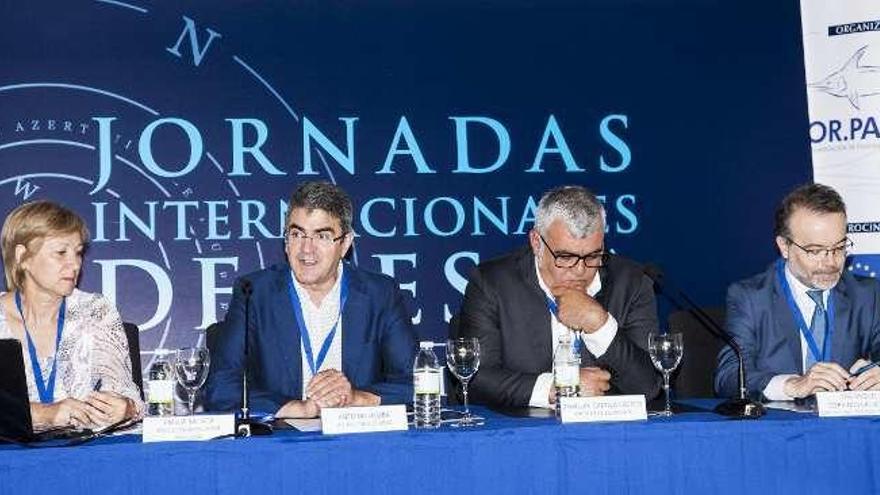 De izquierda a derecha: Emilia Batista, Antonio Lomba, Joaquín Cadilla y José Miguel Corvinos durante la jornada. // FdV