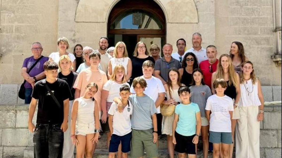 Una imagen de los miembros del Consell d'Infants con los miembros de la corporación municipal.