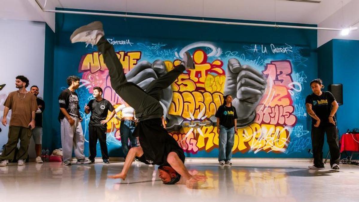 Exhibición de break dance en la inauguración de Rebel Wall.