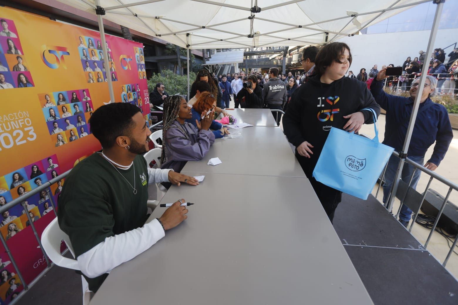 Los concursantes de OT firmando discos en Valencia