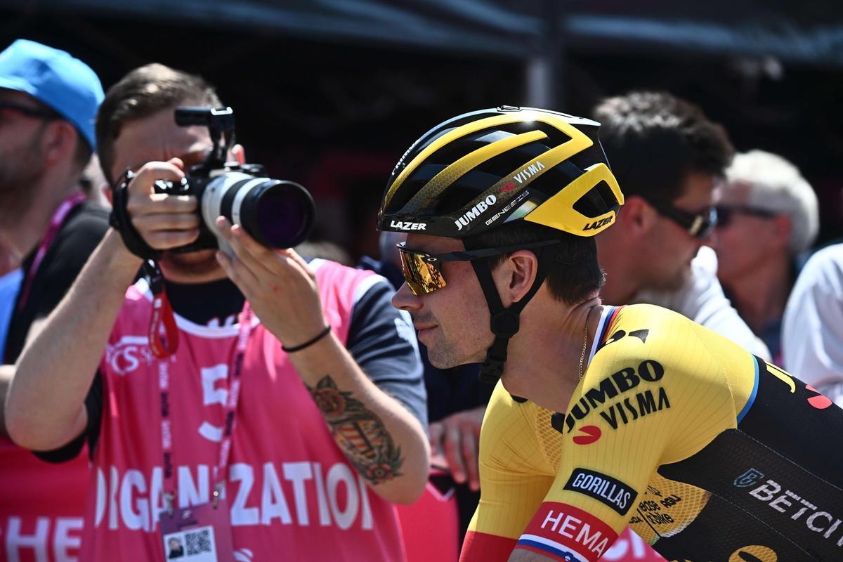 Oderzo (Italy), 25/05/2023.- Slovenian rider Primoz Roglic of team Jumbo Visma before the start of the 18th stage of the Giro d’Italia 2023 cycling tour over 161 km from Oderzo to Val di Zoldo, Italy, 25 May 2023. (Ciclismo, Italia, Eslovenia) EFE/EPA/LUCA ZENNARO