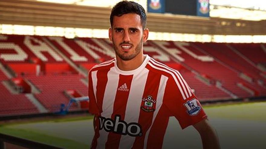 Juanmi posa con la camiseta de su nuevo club, el Southampton