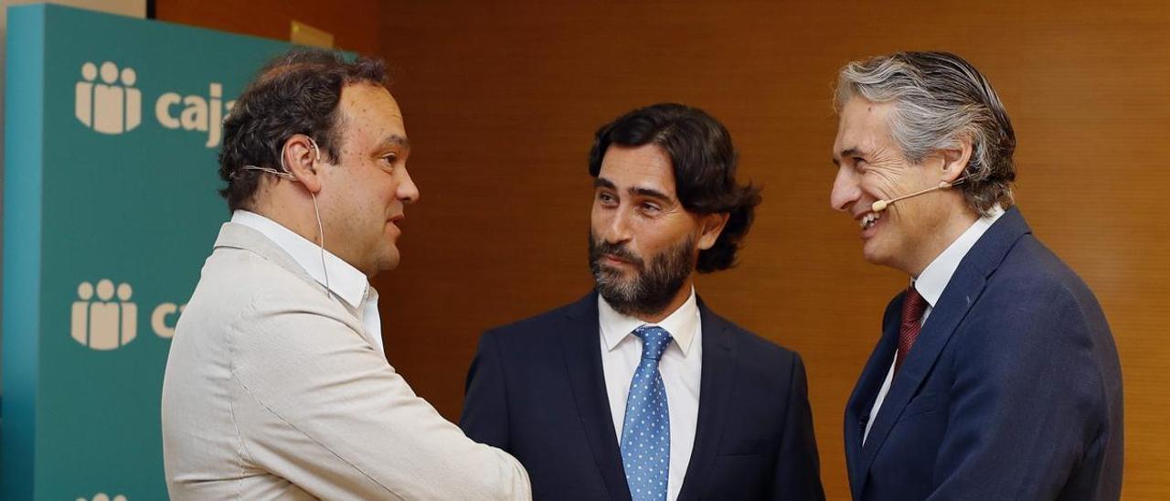 José Carlos Díez, el director de Cajamar en Canarias, José Fernando García, y el exministro Íñigo de la Serna.