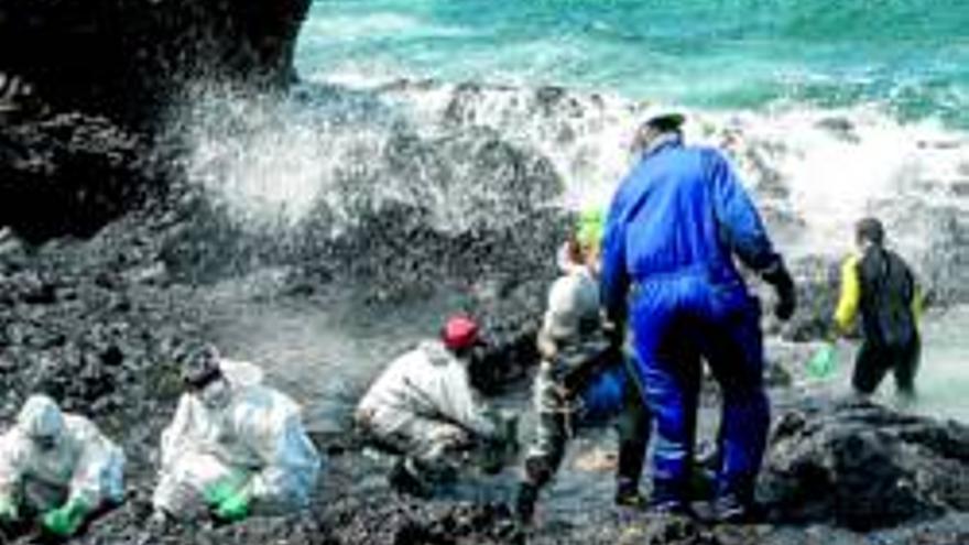 Varias manchas de petróleo aparecen en el litoral canario