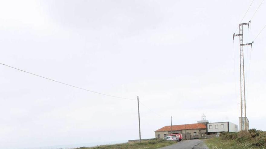 Estado del camino que lleva al faro del Cabo Vidio, en Oviñana.