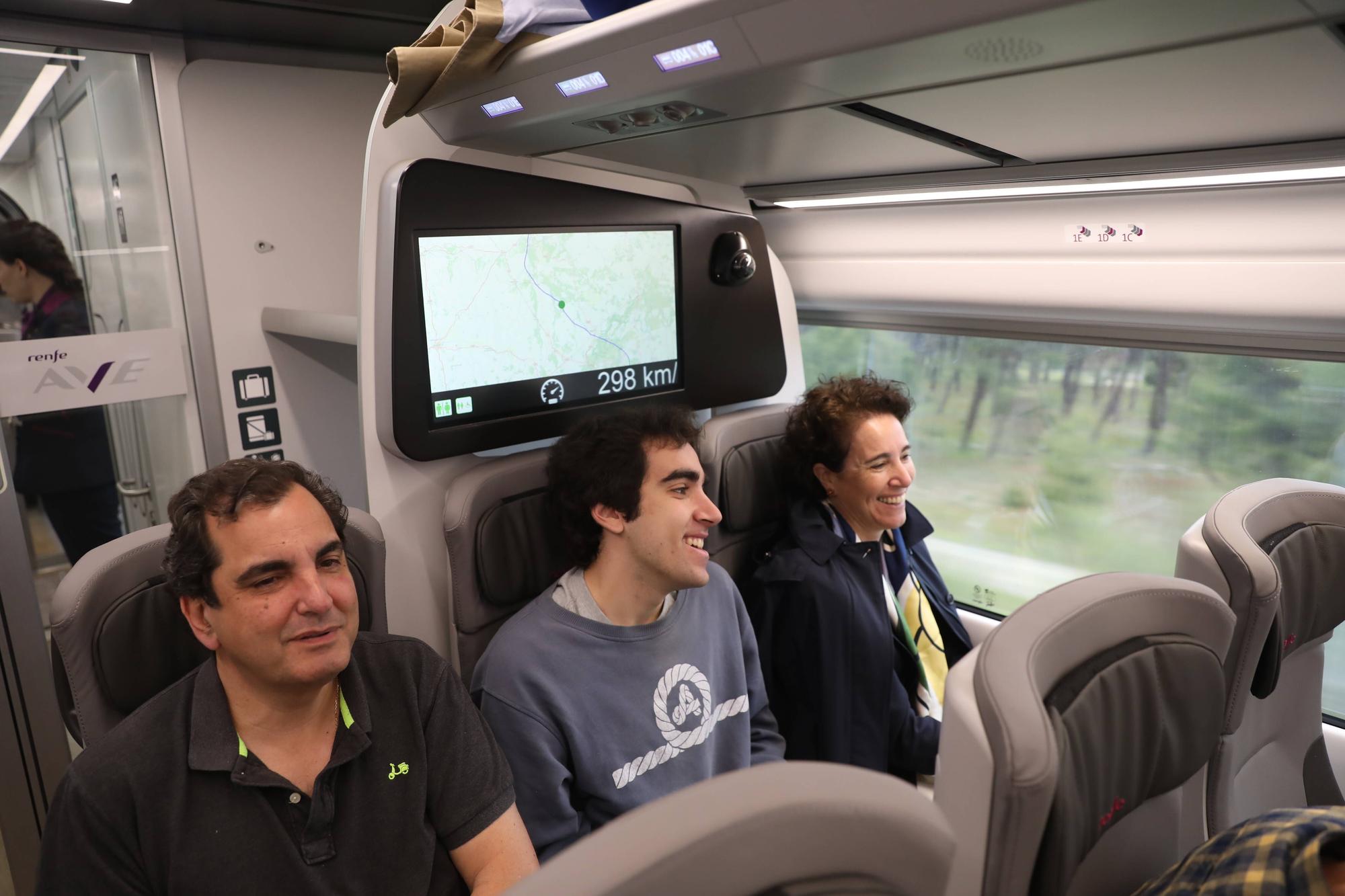 Así fue el primer viaje de un tren Avril entre Asturias y Madrid.