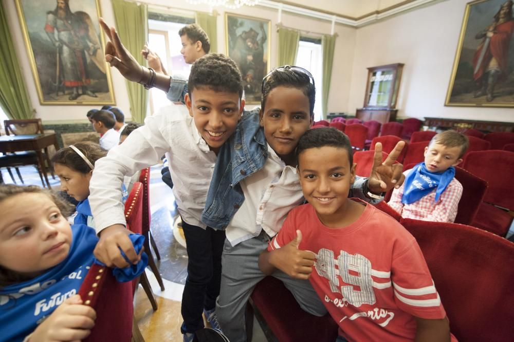 Recepción a niños saharauis en el Ayuntamiento de Oviedo