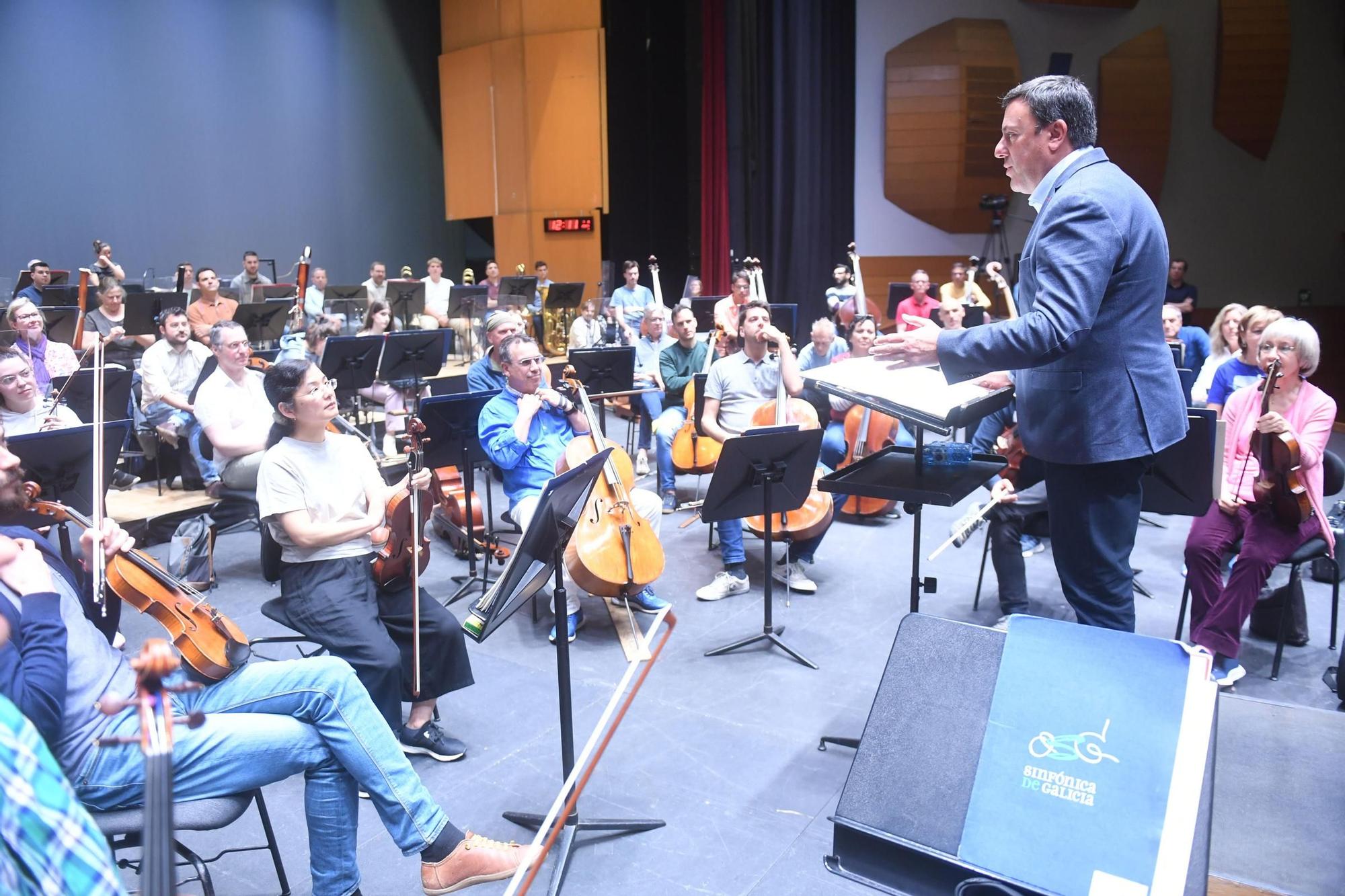 La alcaldesa de A Coruña y el presidente de la Diputación acuden a un ensayo de la Orquesta Sinfónica de Galicia