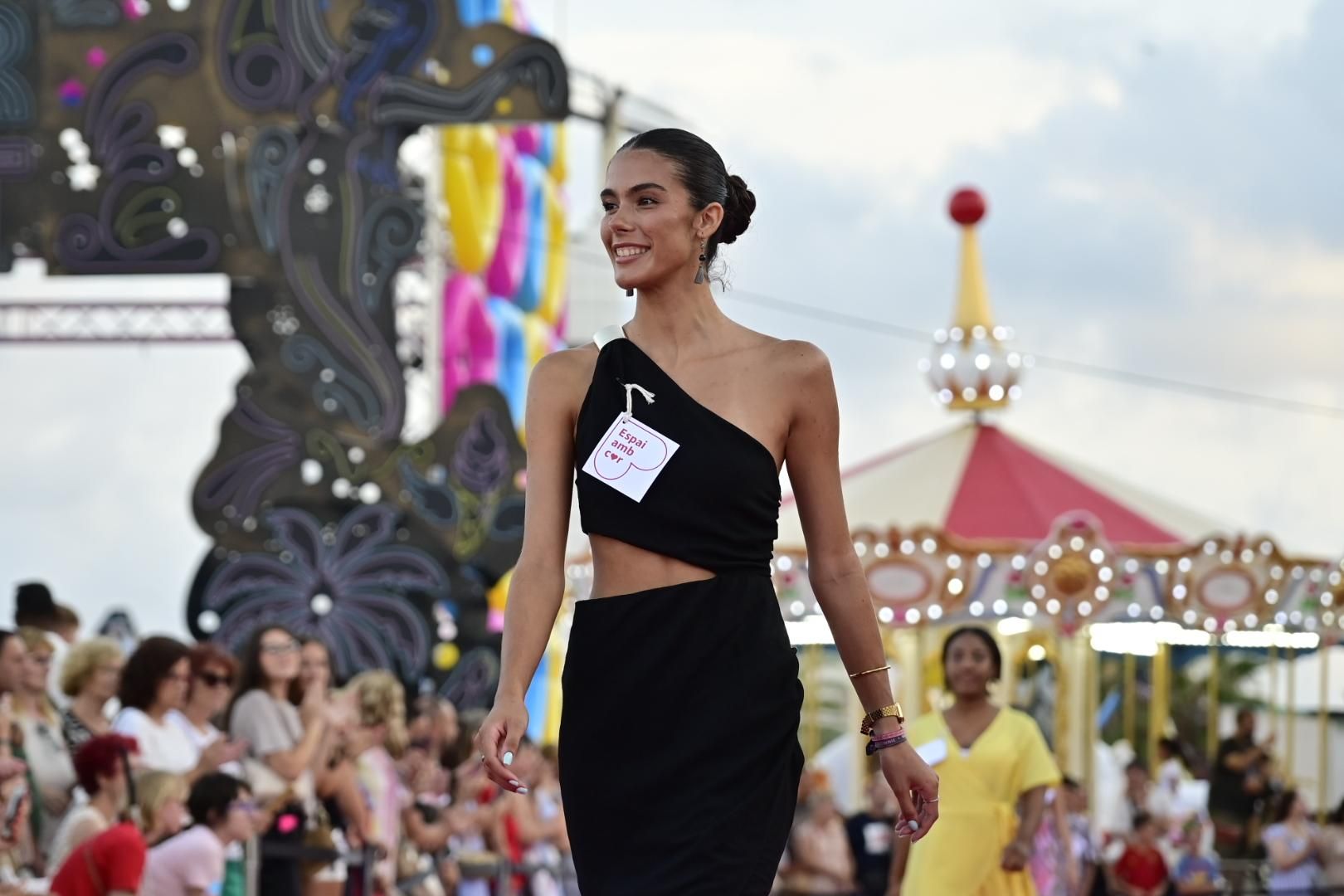 El Moll de Costa se viste de moda con el desfile solidario de Cáritas