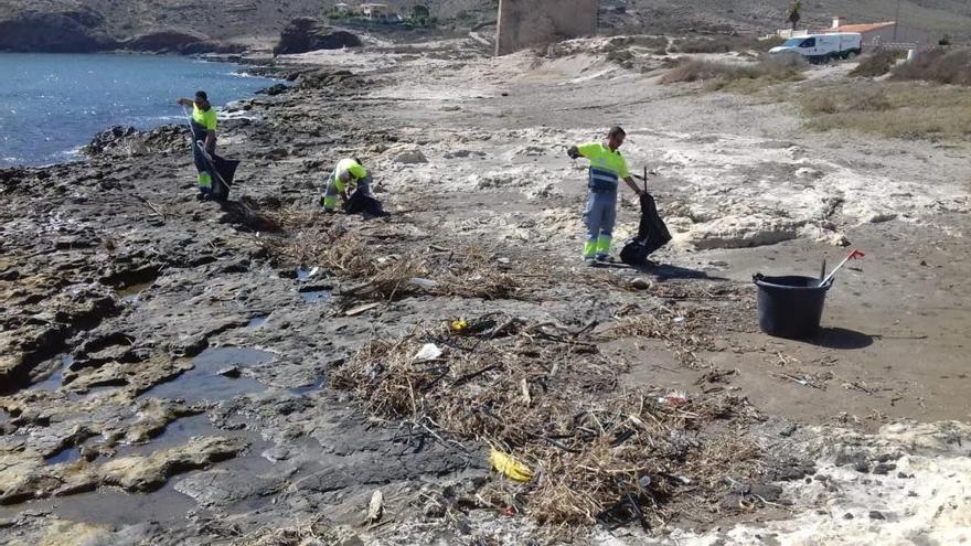 Operarios de limpieza trabajan en las playas de Calnegre