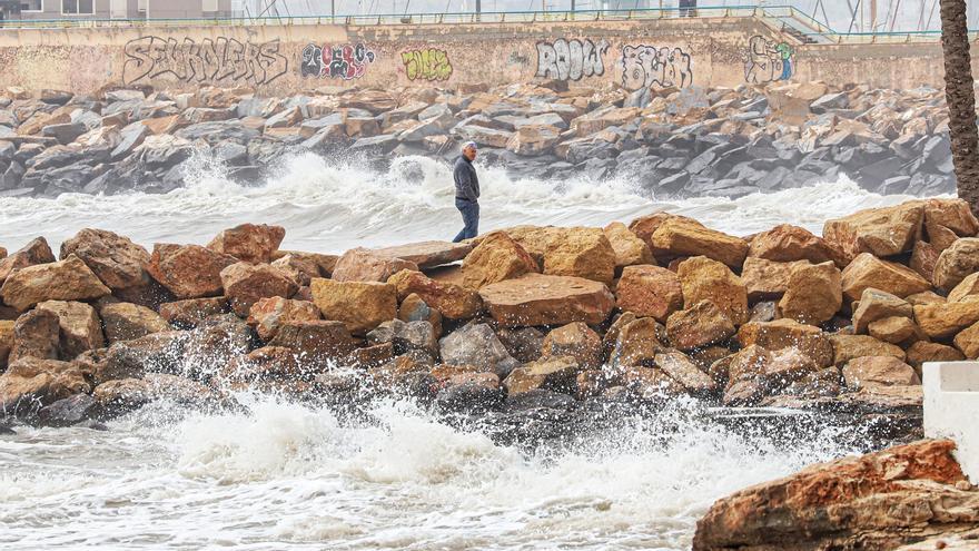 El temporal de mar impacta en Torrevieja