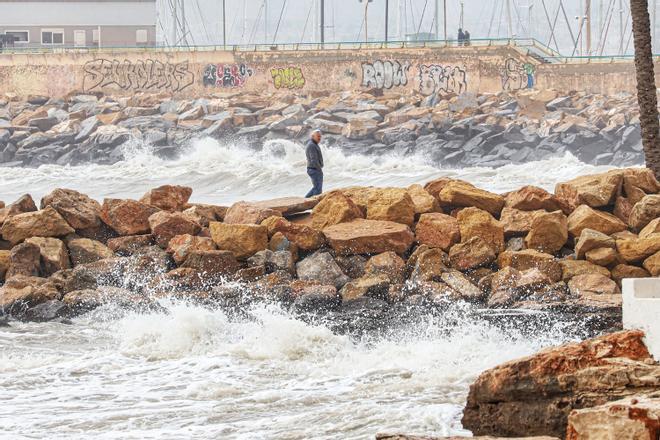 El temporal de mar impacta en Torrevieja