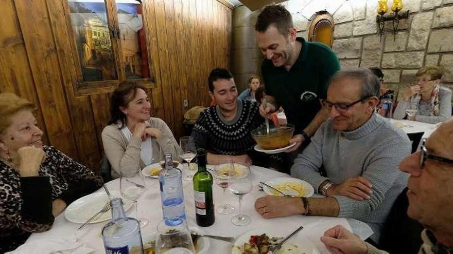 Comensales, ayer, degustando el menú especial en un restaurante de Sotrondio.