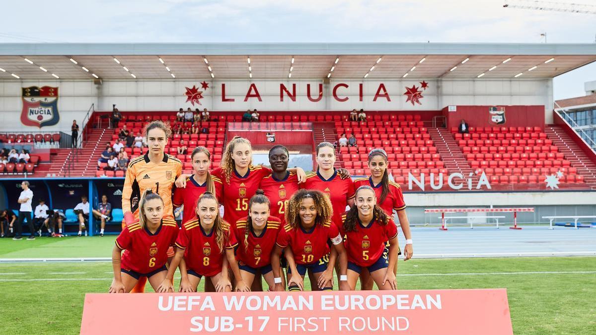 La selección española sub-17 posa en el Olímpico Camilo Cano de La Nucía antes de enfrentarse allí contra Bélgica.