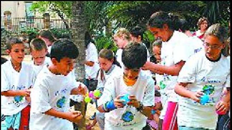 Un mundo más limpio. Escolares del colegio Nuestra Señora de Gracia celebraron ayer en los jardines de Alfonso XII la campaña internacional `A limpiar el mundo´. Atendidos por voluntarios de la ONG Gea, los niños aprendieron con actividades a respetar el medio ambiente y cuidar el planeta. 
Foto: Daniel Pérez