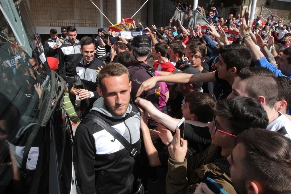 Salida de los jugadores y las peñas del FC Cartagena hacia Murcia para el derbi