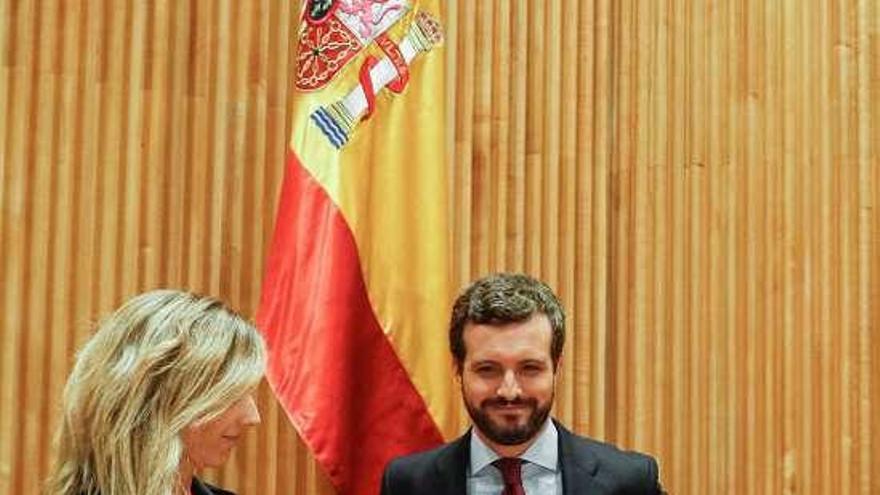 Cayetana Álvarez de Toledo aplaude a Pablo Casado, ayer al inicio de la reunión del grupo parlamentario del PP. // Efe