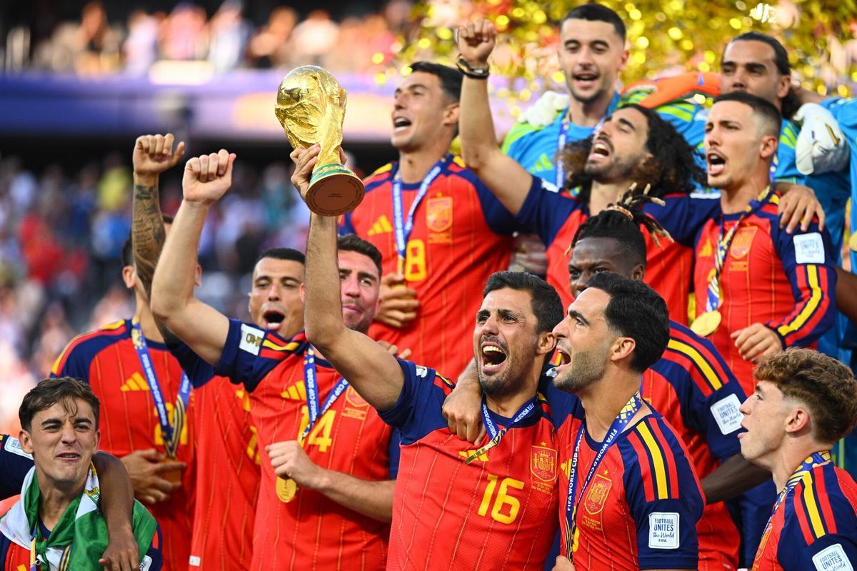 19 July 2026, US, East Rutherford: Spain players celebrate with the World Cup trophy during the award ceremony following the 2026 FIFA World Cup final soccer match between Spain and Argentina at New York-New Jersey Stadium (MetLife Stadium). Photo: Tom Weller/dpa 19/07/2026 ONLY FOR USE IN SPAIN. Tom Weller/dpa;soccer;sports;football;2026 FIFA World Cup Final - Spain vs Argentina;category_code_sho;