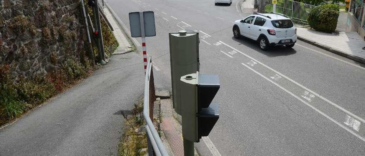 La intervención ayer de la Policía Local en las inmediaciones del cruce de A Canceliña. // G.Núñez