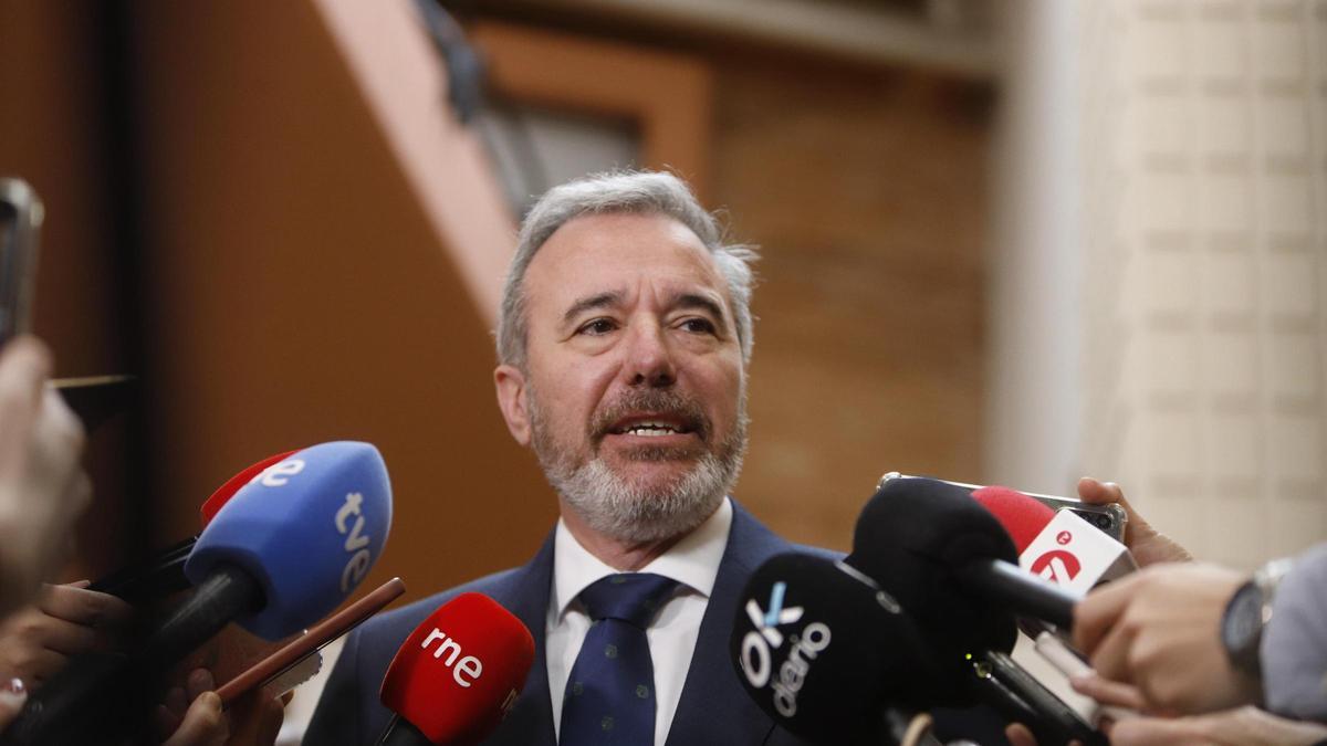 El presidente de Aragón, Jorge Azcón, atiende a los medios de comunicación en la inauguración de Figan.