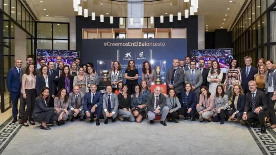 CaixaBank expone las copas del Mundo masculina y de Europa femenina ganadas por España