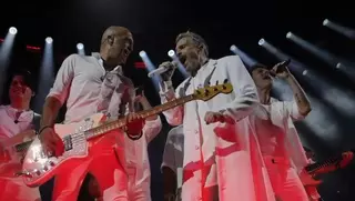 Miguel Bosé enamora en la Plaza de Toros de Alicante