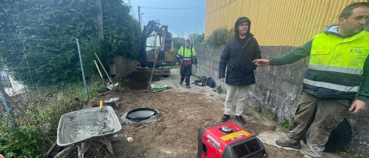 Las obras en la red de saneamiento y abastecimiento en la parte alta de A Torre quedarán listas en unos días.